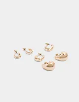 Set de tres pares de aros dorados con forma de argolla y gota. Un par de argollas pequeñas con strass, un par de argollas lisas y un par de aros con forma de gota.
