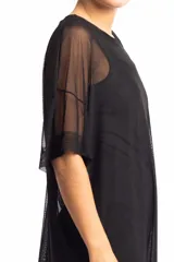 Remerón de tul negro, de talle único y corte suelto.