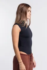 Body negro con cuello alto, sin mangas y logo bordado en el frente.