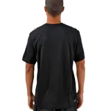 Remera deportiva Adidas negra con tres rayas blancas en los hombros y logo blanco en el pecho.