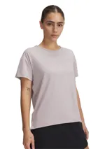 Remera deportiva color lila de manga corta con logo pequeño estampado en el pecho.