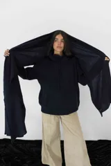 Buzo canguro azul marino de tejido de punto acanalado, con cuello alto con cordón ajustable y bolsillo tipo parche en el frente.