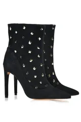 Bota de cuero negro con tachas metálicas decorativas y tacón alto.