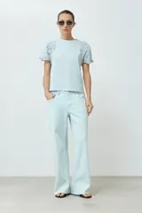 Remera color verde agua con mangas cortas de broderie.