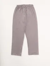 Pijama celeste de terciopelo, compuesto por una camisa de manga larga con botones y vivo blanco, bolsillo en el pecho y un pantalón recto con elástico en la cintura.