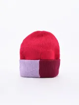 Gorro de lana beige con borde inferior doblado color crema.