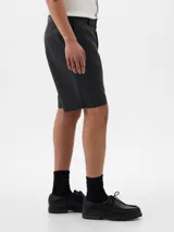 Bermuda de gabardina color azul marino, corte recto y largo a la rodilla.