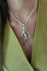 Collar con dije de alpaca con forma de rama con tres perlas de río.