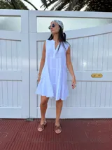 Vestido sin mangas de lino 100% natural, con cuello mao y botones de nácar, diseño fresco y elegante.