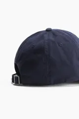 Gorra de béisbol azul marino con bordado frontal de la leyenda "New York" y el año "1996" en color blanco.