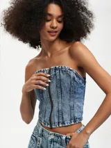 Top sin mangas de denim, con corte ajustado y diseño de cierre frontal.