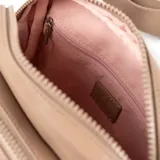 Riñonera color beige con diseño acolchado en forma de rombos. Tiene correa ajustable con hebilla y cierre superior.