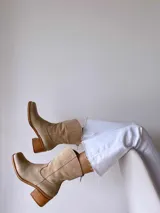 Botas texanas de cuero color visón, con tacón de madera y diseño elegante.
