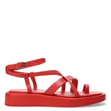 Sandalia de plataforma color rojo con tiras entrelazadas y hebilla ajustable, diseño cómodo.
