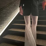 Pantalón de encaje blanco con diseño floral, corte acampanado y cintura elástica.