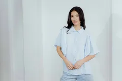 Camisa blanca de lino con cuello clásico y mangas cortas amplias.