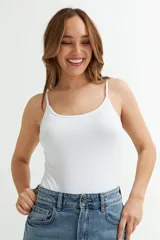 Body celeste con breteles finos.