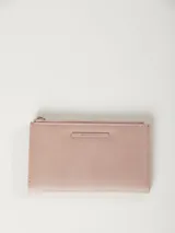 Billetera rectangular color lila con cierre superior y logo de la marca Rusty Club en el frente.