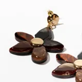 Par de caravanas colgantes con forma de flor, en tonos marrones, negros y dorados.