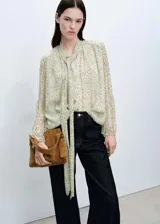 Blusa de gasa estampada con flores, con lazo en el cuello, cuello pico y cierre de botones en la parte delantera.