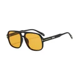 Lentes de sol unisex con marco cuadrado negro y lentes grises.