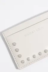 Tarjetero de piel negra con logo estampado y ribetes metálicos, diseño compacto.