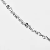 Cadena de acero inoxidable con pequeños detalles brillantes, ideal para uso diario.