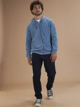 Campera con capucha de toalla de algodón color verde azulado, con cierre frontal y bolsillos laterales.