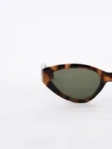 Lentes de sol con montura de carey y lentes color verde oscuro.