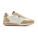 Championes urbanos color beige y blanco con detalles animal print en el talón.