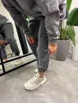 Pantalón de jogging gris con efecto lavado, corte holgado y puños ajustados.
