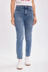 Pantalón de jean azul de corte recto, con tiro medio y lavado claro.