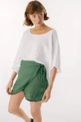 Blusa negra de lino con mangas anchas y corte crop.