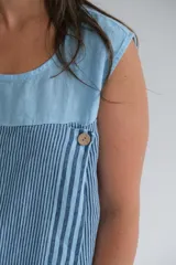 Musculosa celeste con estampado de rayas verticales en azul, cuello redondo y corte holgado.