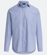 Camisa celeste de corte clásico, confort fit, manga larga y cuello abotonado.