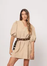 Vestido corto color beige, de corte oversize, con escote en V y mangas globo. Incluye cinturón marrón con hebilla dorada.