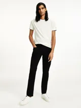 Jeans negros de corte recto, con diseño clásico de cinco bolsillos, tachuelas y etiqueta de cuero con logo en la parte trasera.