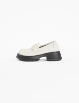 Mocasín negro de cuero sintético con plataforma y taco elevado.
