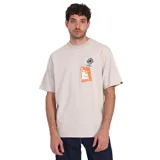 Remera de manga corta color beige con estampado de parches punk en el pecho.