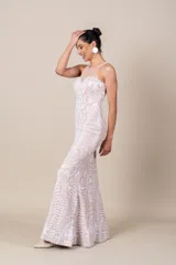 Vestido de tul color nut, con bordado blanco, hombros y espalda transparentes, y falda con movimiento.