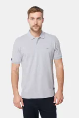 Remera polo color bordó de piqué liso, con cuello en rib y botones personalizados.