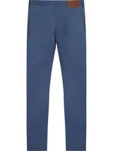 Pantalón chino azul de corte recto, confeccionado en algodón elástico con tecnología StayFresh™ de Polygiene.
