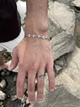 Pulsera plateada de acero inoxidable con eslabones tipo Gucci.