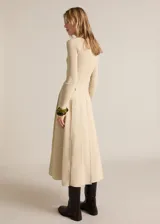 Vestido midi color beige de tejido de punto acanalado, con escote en V y mangas largas.