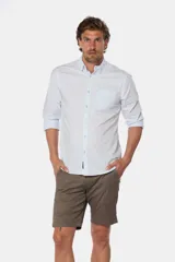 Bermuda color beige, de corte clásico, confeccionada en algodón y spandex.