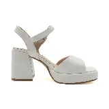 Sandalias blancas de cuero sintético con plataforma y tacón bloque. Tira ancha sobre los dedos y tira con hebilla al tobillo.