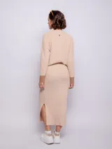 Falda midi color beige de tejido de punto elastizado con aberturas laterales.