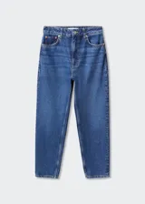 Pantalón de jean azul oscuro, de tiro alto, corte mom fit y largo a la altura del tobillo.
