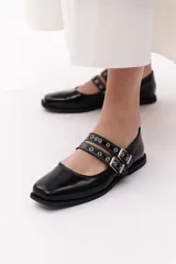 Ballerinas Mary Jane color cereza charol con punta cuadrada, doble tira con hebilla y ojalillos metálicos.