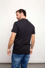 Remera polo de piqué color blanco, de corte clásico.